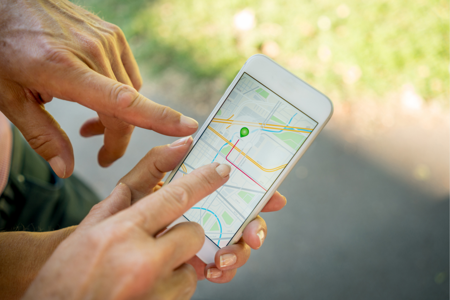 Персональные мобильные устройства. Мобильные устройства. GPS на телефоне. GPS В телефоне в руке. GPS на руку